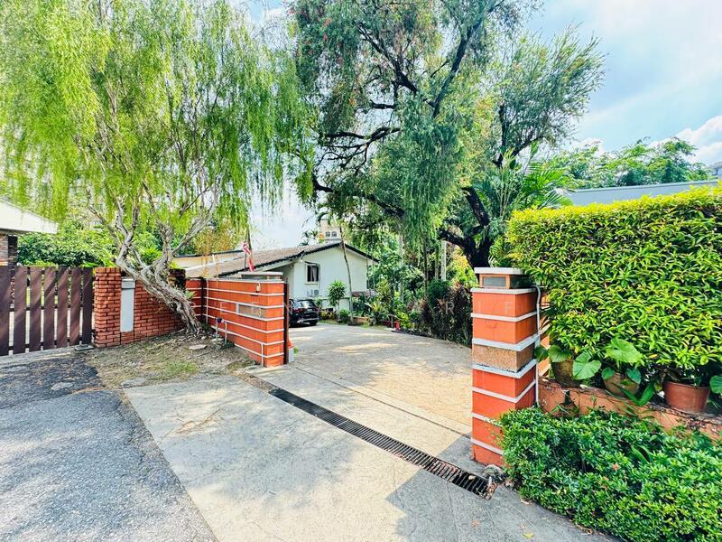 End Lot Bungalow Double Storey Section 16 Petaling Jaya - 2