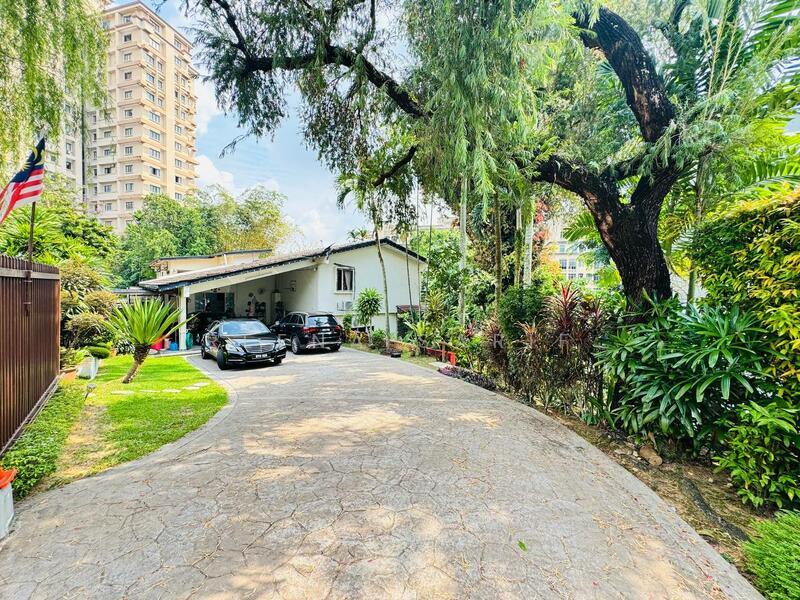 End Lot Bungalow Double Storey Section 16 Petaling Jaya - 1