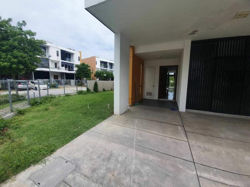 3-storey Terraced House at Lake Fields - 1