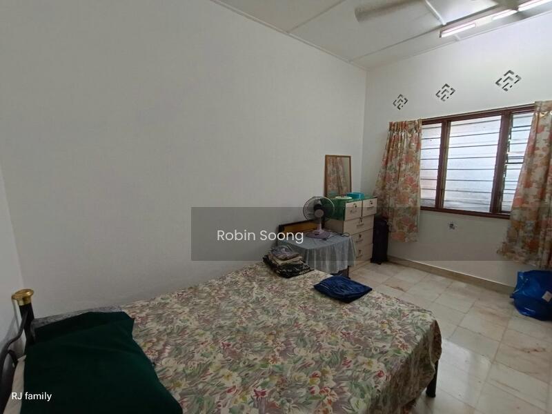 Freehold 1 Storey Terrace house at Ujong Pasir - 3