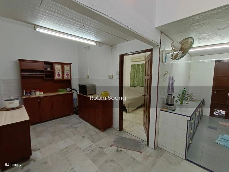 Freehold 1 Storey Terrace house at Ujong Pasir - 4
