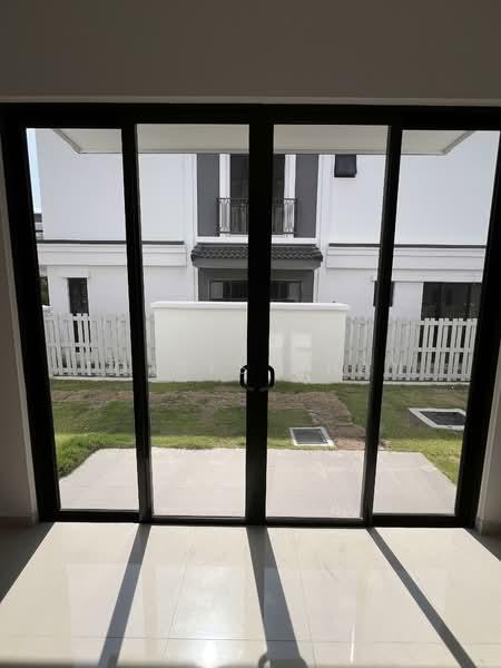 Precinct Arundina - 3