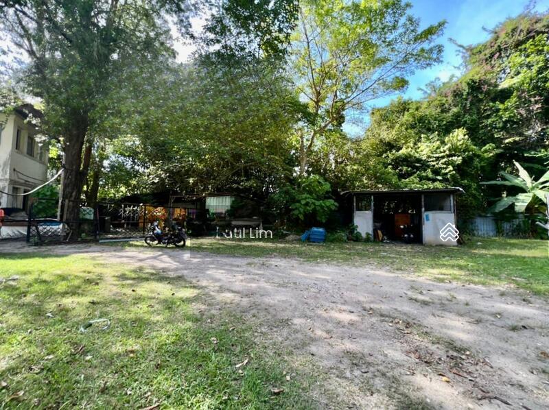 LAND SALE WITH 2 STOREY OLD BUNGALOW WITH BIG COMPOUND AT PULAU TIKUS 1.062 ACRE - 1
