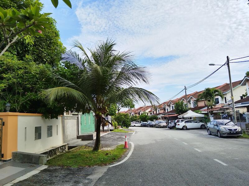 Beautiful renovated and extended semiD house @saujana utama - 2