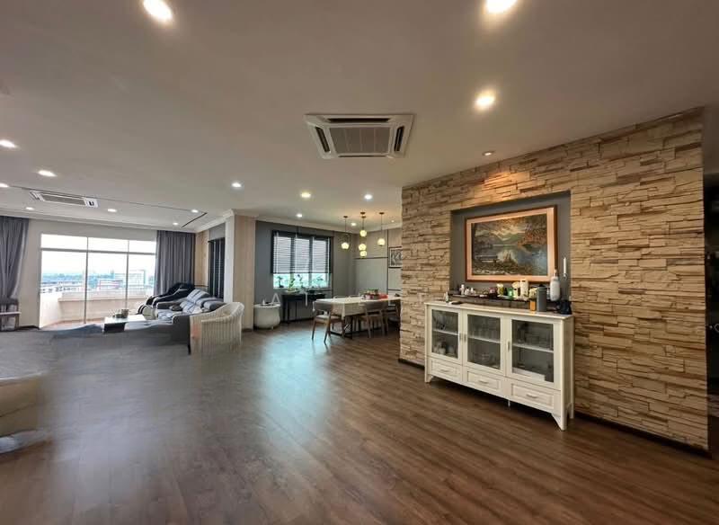 De Summit Condominium - 3