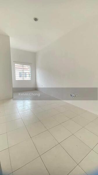 Freehold 4 Bedrooms 20x70 Double Storey Taman Bertuah Tasek - 3