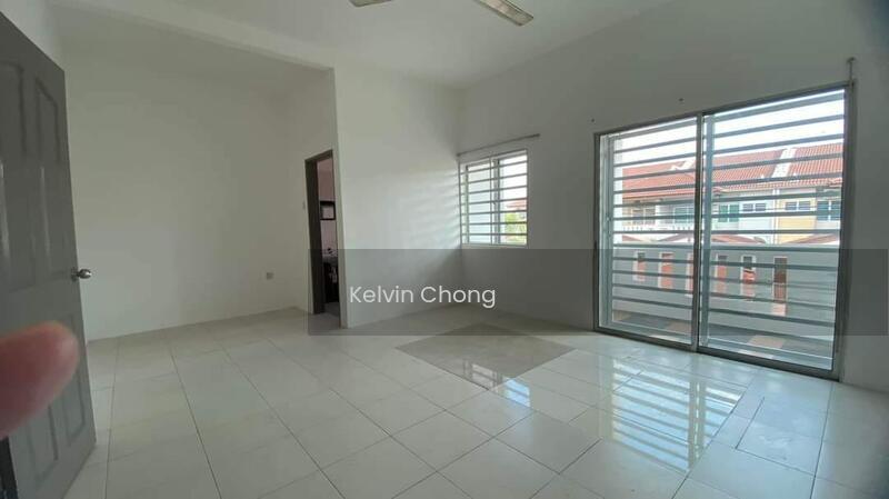 Freehold 4 Bedrooms 20x70 Double Storey Taman Bertuah Tasek - 2