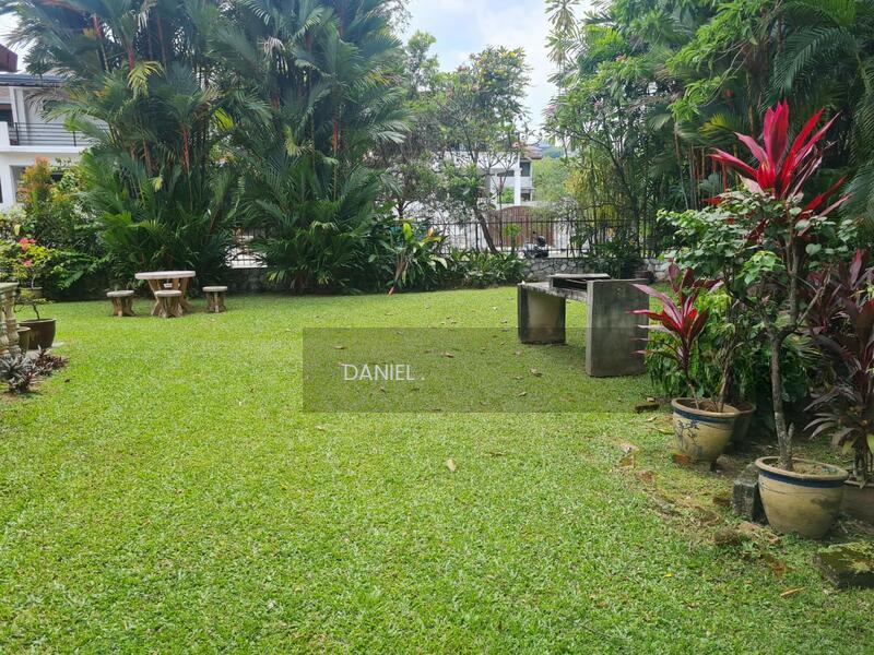 DOUBLE STOREY CORNER LOT LINK HOUSE LOCATED AT LUCKY GARDEN, BANGSAR, KUALA LUMPUR. - 1