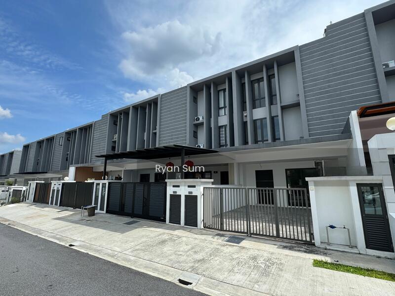 Terrace house at Taman Puncak Jalil - 1