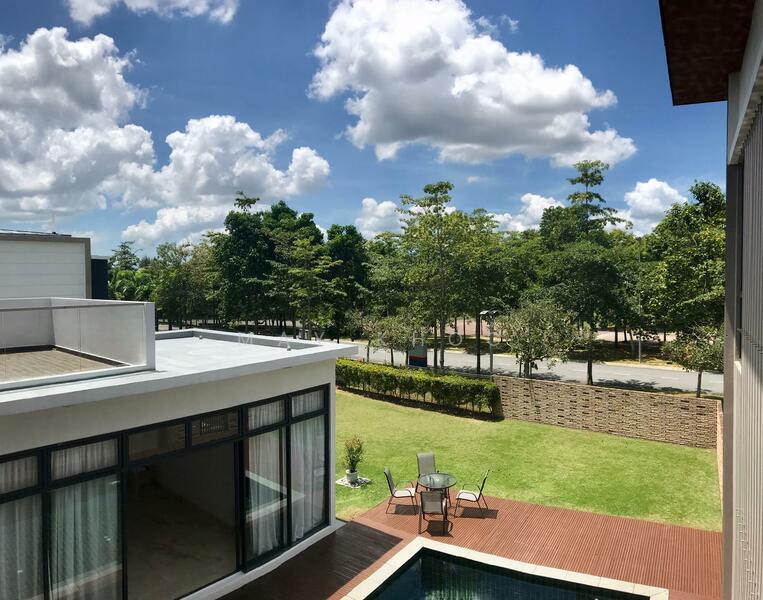 Noble Park Grand Pool Villas East Ledang - 3