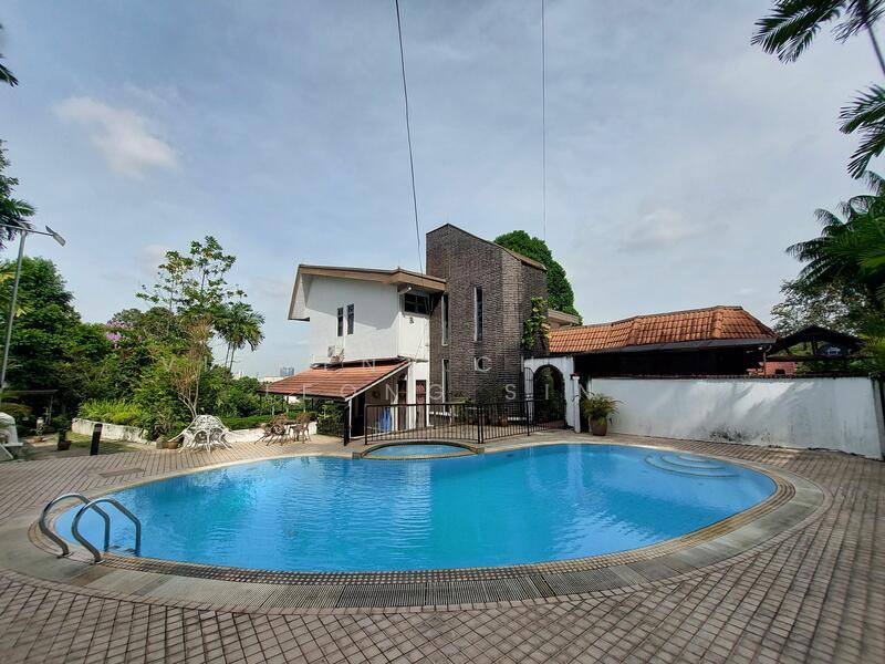 Bungalow at Seksyen 5 - 4