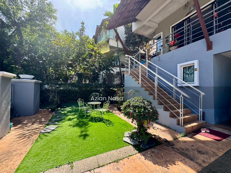 Semi-D house at Seksyen 9 - 4