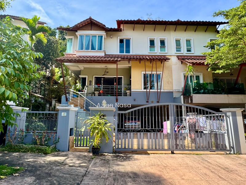 Semi-D house at Seksyen 9 - 3