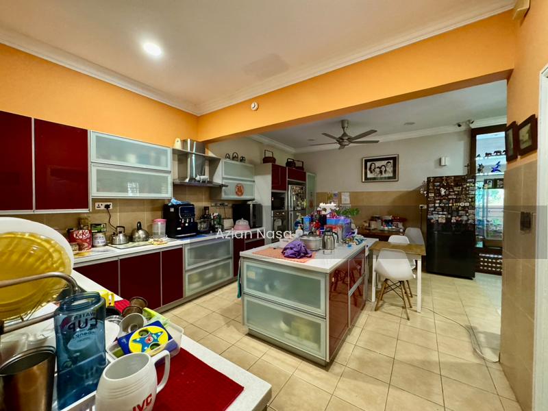 Semi-D house at Seksyen 9 - 5