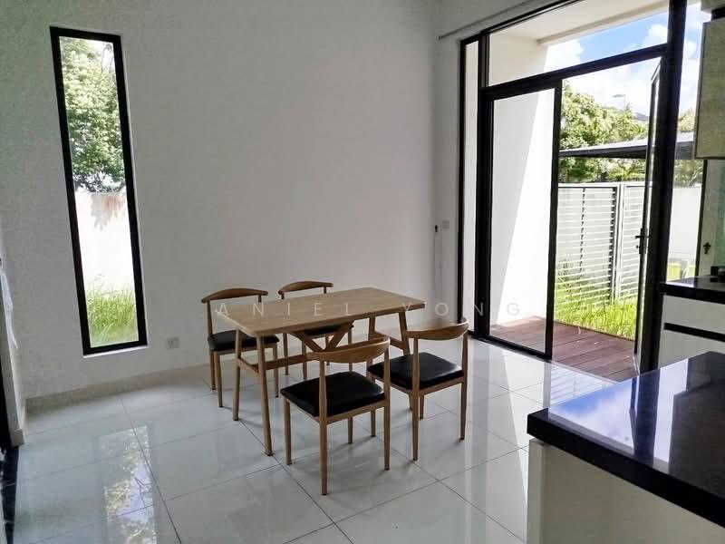 Avira Medini Iskandar - 4